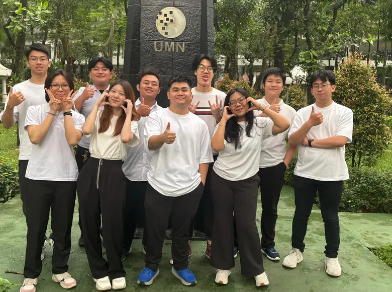 Foto bersama keluarga besar HIMSI di area kampus