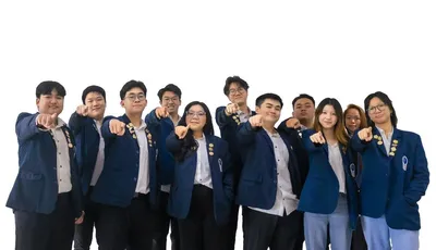 Pengurus HIMSI berbaris rapi mengenakan jas almamater